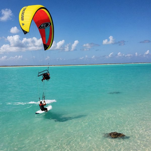 Comment organiser une expédition de kitesurf dans les îles Turks et Caicos : conseils, spots et périodes idéales ?